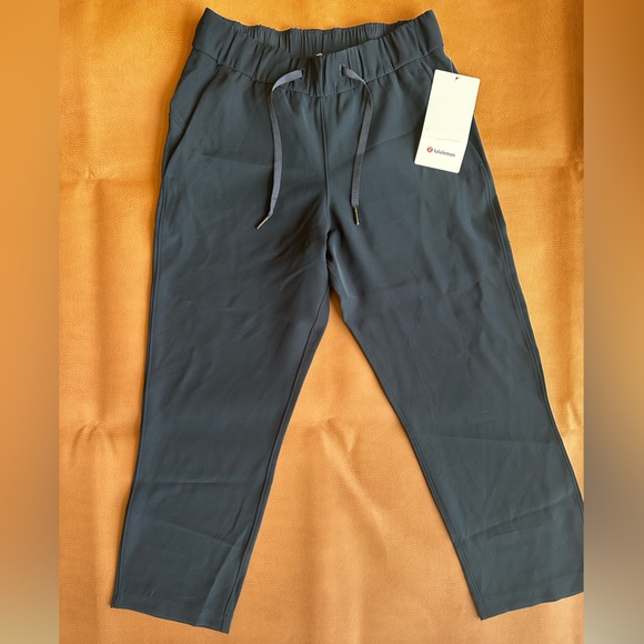 Lululemon On The Fly Crop *Woven 23" True Navy  - size 4 - Picture 7 of 10